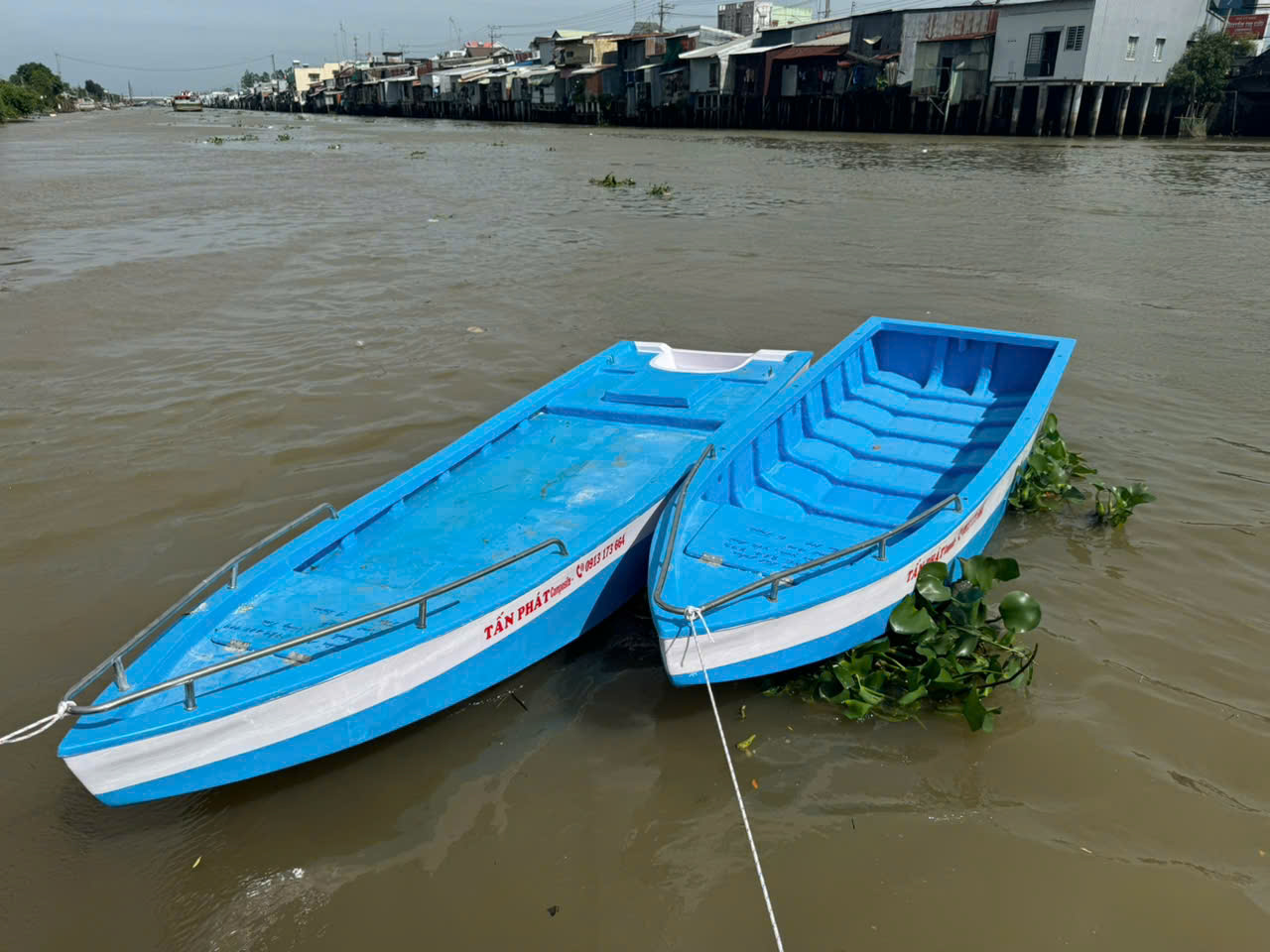 Tiện Ích Của Ca Nô Composite Trên Sông