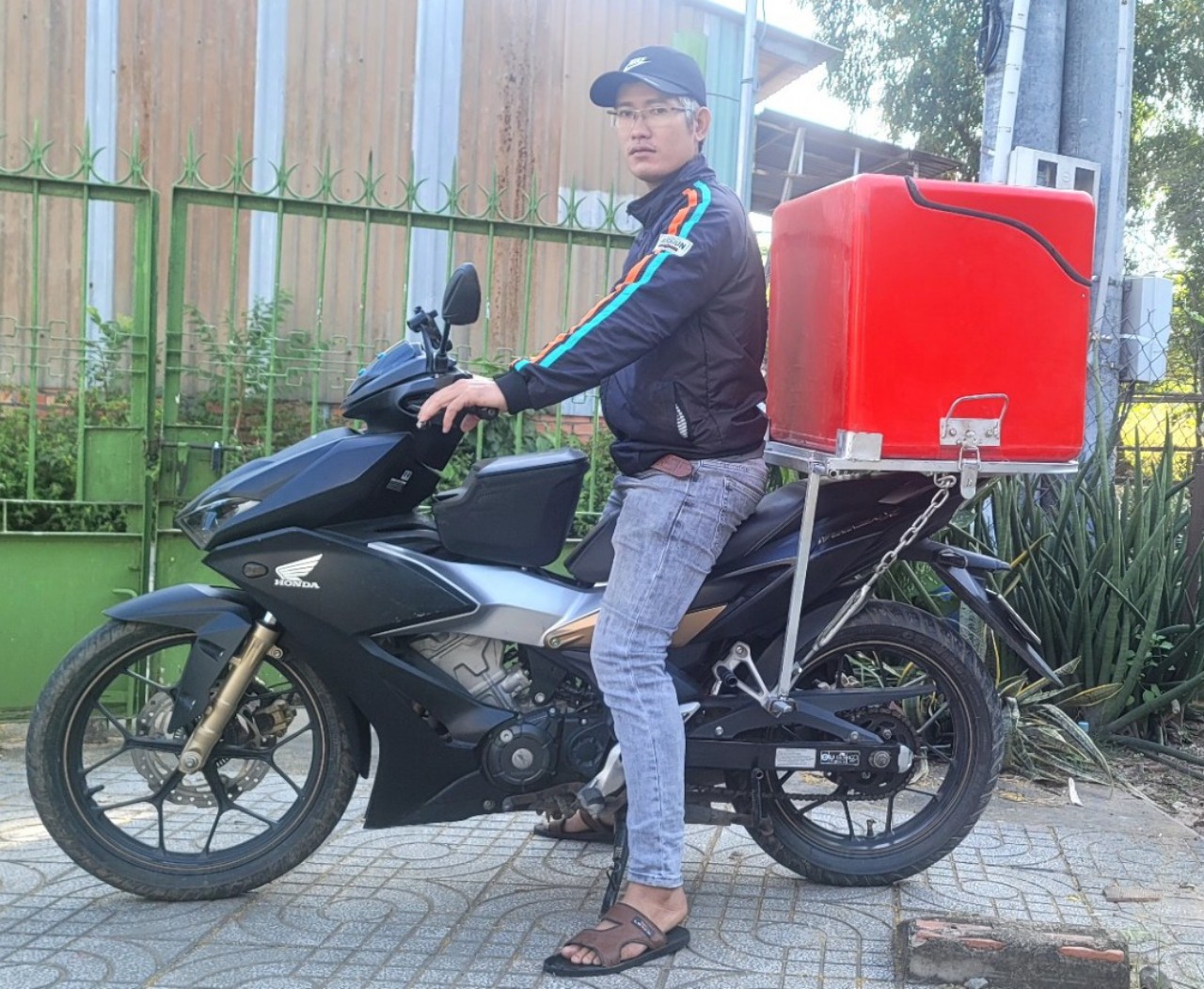 Ưu điểm và Ứng dụng của thùng chở hàng composite trong vận chuyển