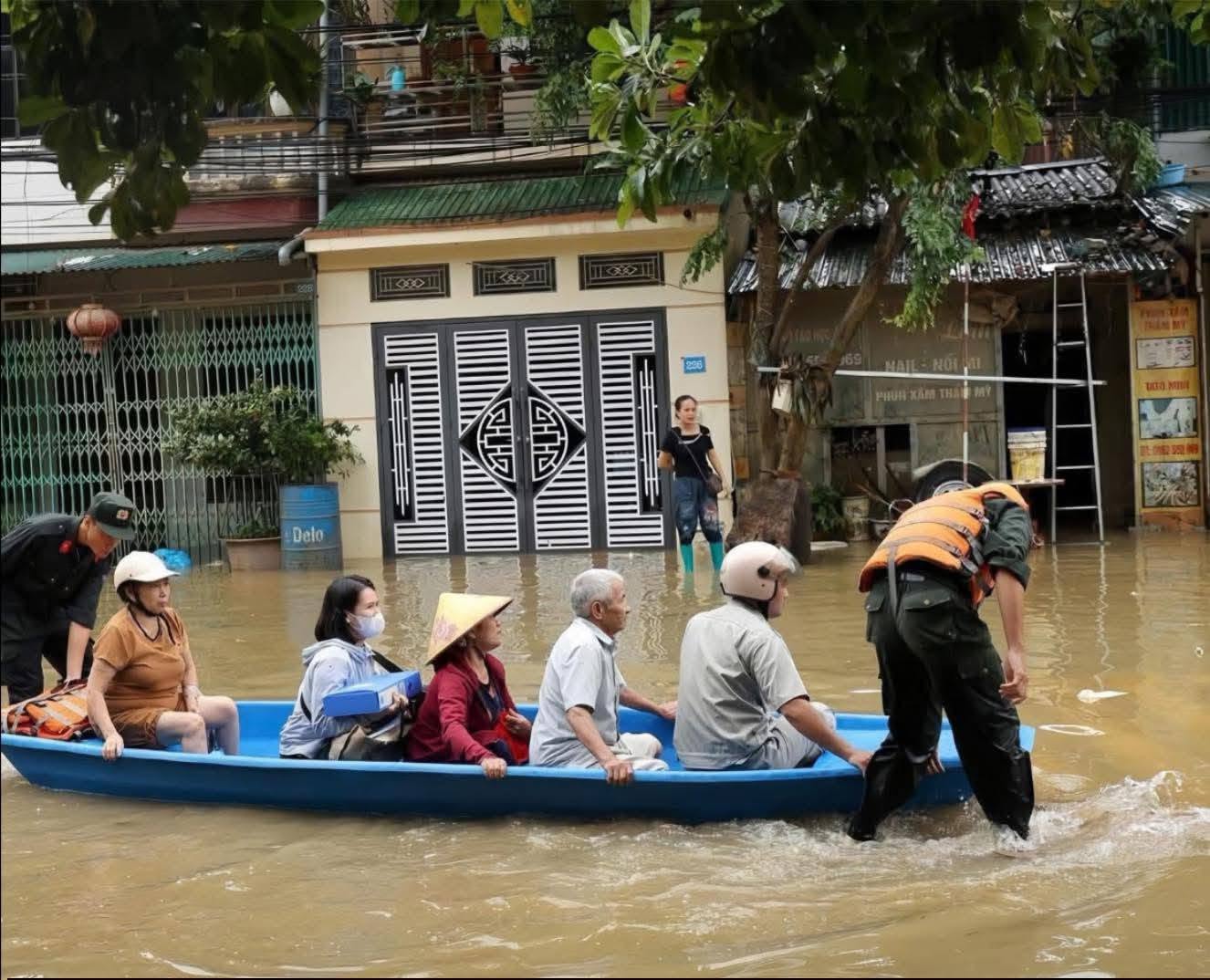 Kinh Nghiệm Chọn Mua Thuyền Composite Chống Lũ An Toàn Cho Gia Đình